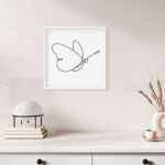 Diseño minimalista de mariposa en trazos lineales