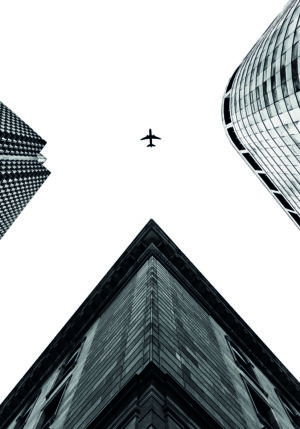 Avión sobre edificios urbanos modernos
