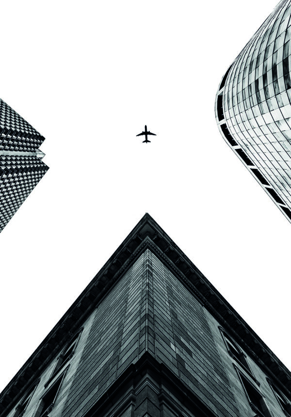 Avión sobre edificios urbanos modernos