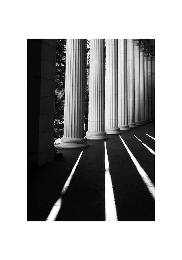 Columnas en perspectiva blanco y negro