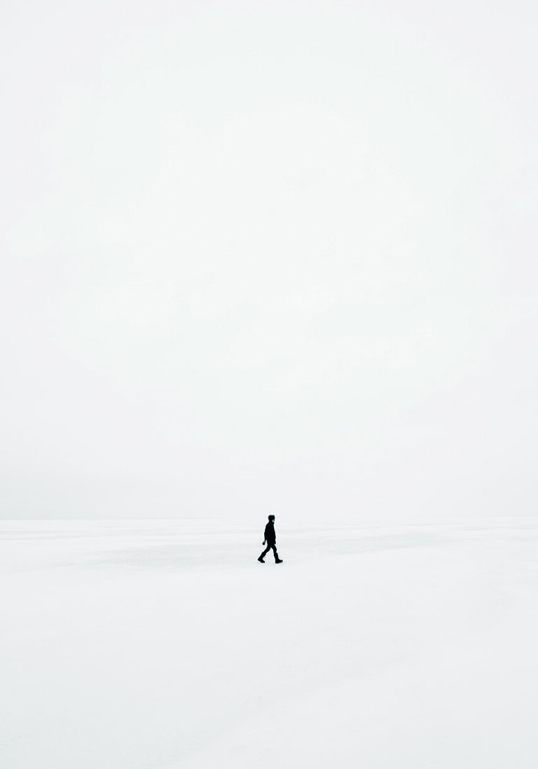 Figura minimalista sobre paisaje nevado