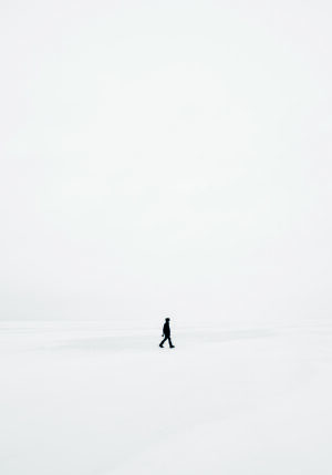 Figura minimalista sobre paisaje nevado