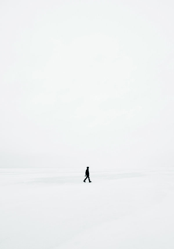 Figura minimalista sobre paisaje nevado