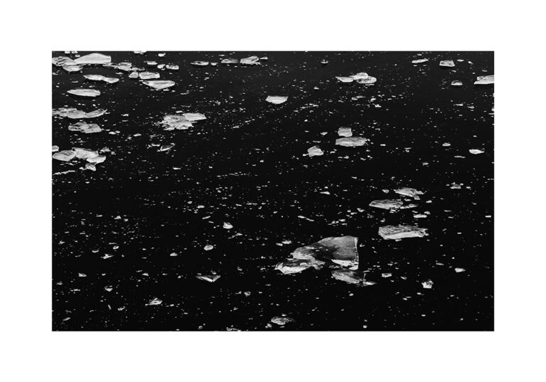 Hielo flotando en agua oscura