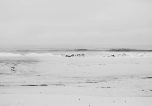 Escena minimalista monocromática de olas oceánicas