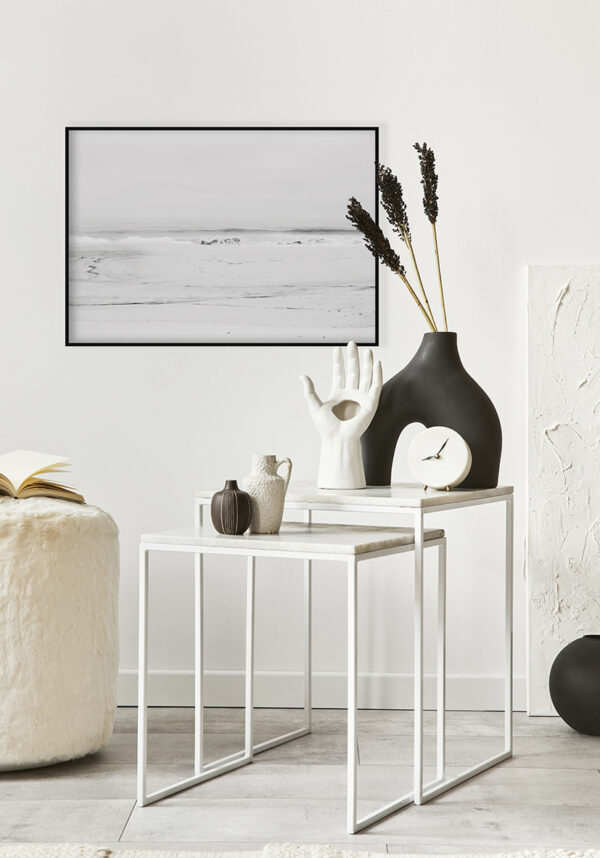 Escena minimalista monocromática de olas oceánicas