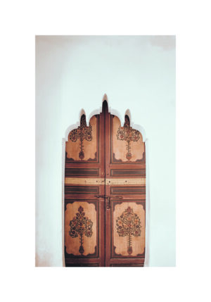 Puerta de madera decorativa con motivos exquisitos
