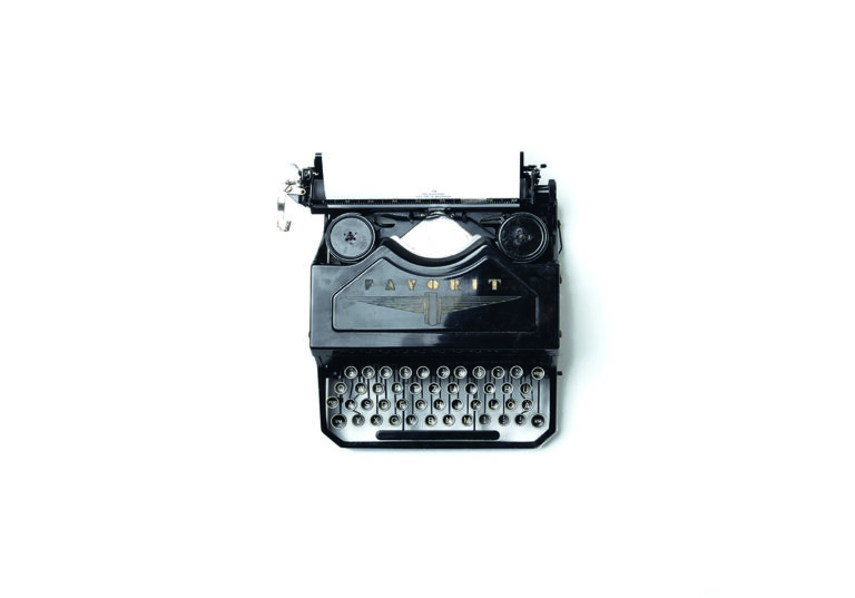 Máquina de escribir negra vintage aislada