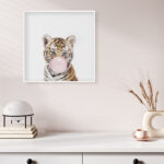 Tierno cachorro de tigre con burbuja de chicle