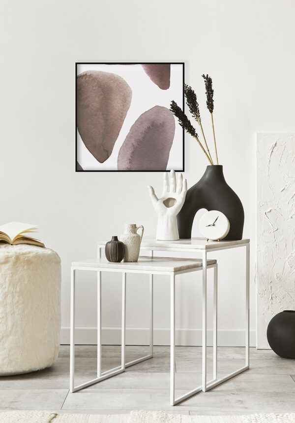 Formas beige abstractas sobre fondo blanco