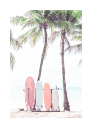 Tablas de surf junto a palmeras en la playa