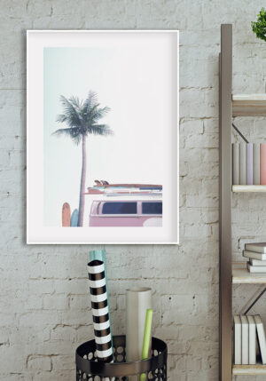 Furgoneta surfer junto a una palmera