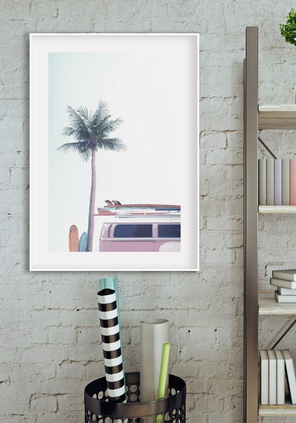Furgoneta surfer junto a una palmera
