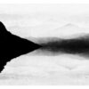 Reflejo monocromo de montaña en la niebla