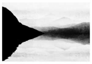 Reflejo monocromo de montaña en la niebla