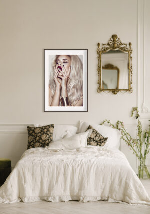 Retrato de moda con mujer rubia de estilo