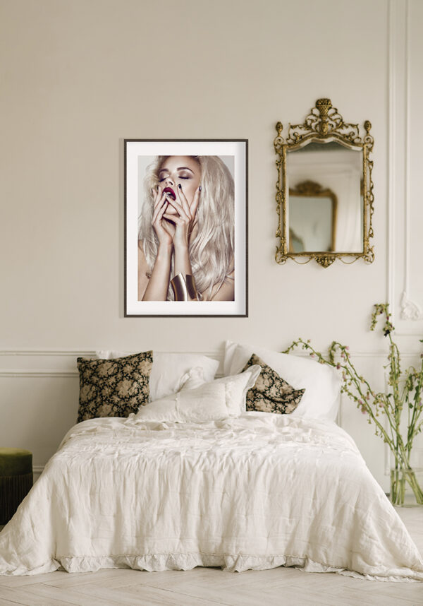 Retrato de moda con mujer rubia de estilo