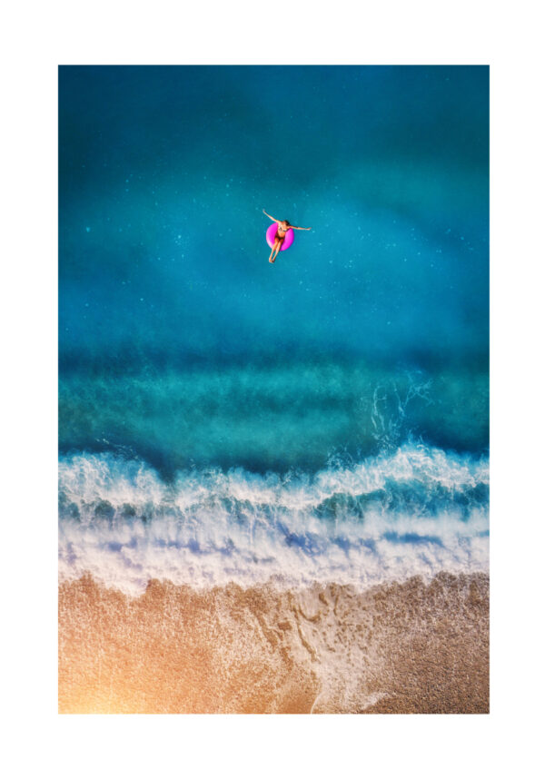 Vista aérea de una mujer en el mar