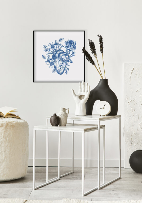 Ilustración detallada de corazón floral azul
