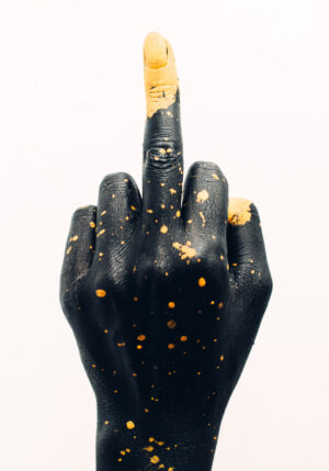 Mano pintada en negro y dorado con estilo artístico