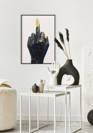 Mano pintada en negro y dorado con estilo artístico