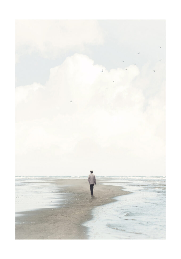 Figura solitaria en una playa serena