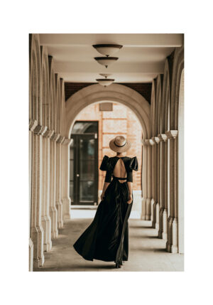 Mujer elegante con vestido a la moda