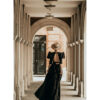 Mujer elegante con vestido a la moda