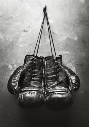 Guantes de boxeo vintage sobre concreto
