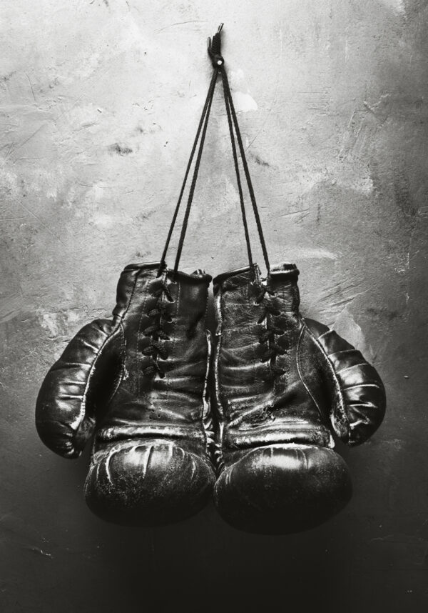 Guantes de boxeo vintage sobre concreto