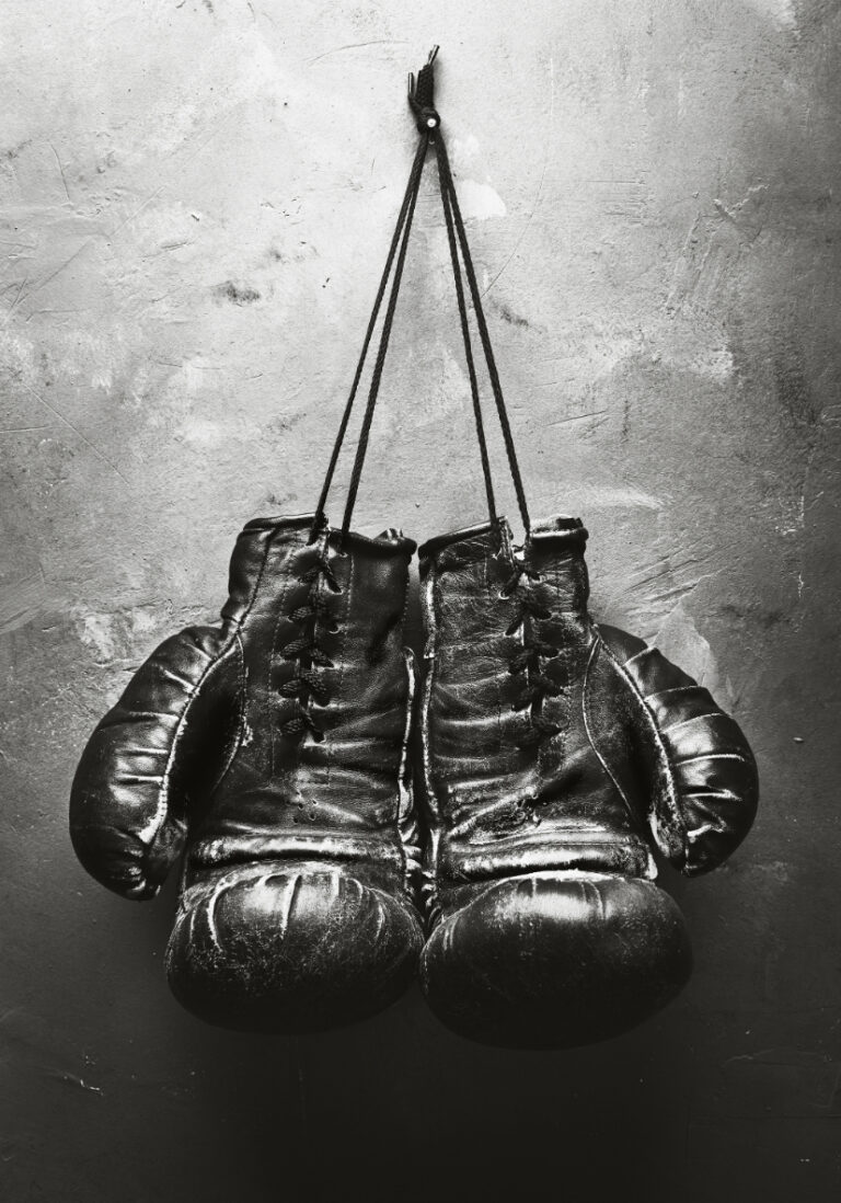 Guantes de boxeo vintage sobre concreto