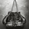 Guantes de boxeo vintage sobre concreto