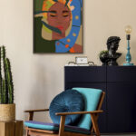 Retrato vibrante con motivos tropicales