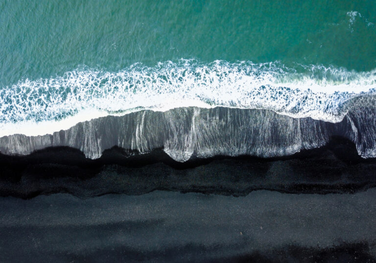 Vista aérea de playa con arena negra
