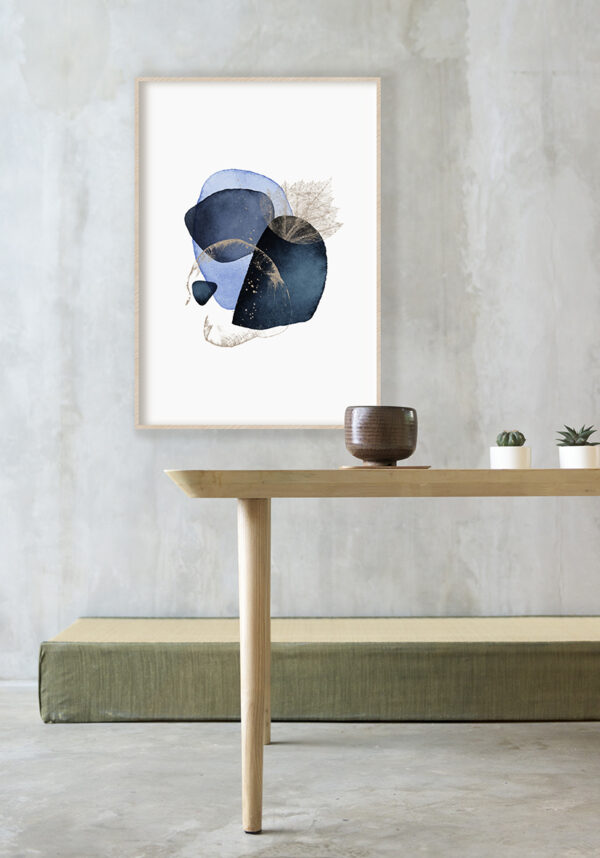 Obra en azul y dorado con estilo abstracto