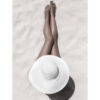 Piernas relajadas en una playa soleada