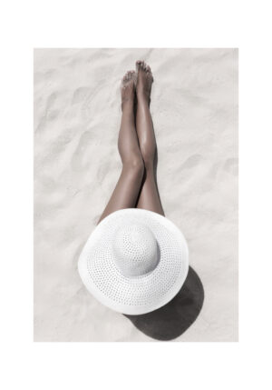 Piernas relajadas en una playa soleada