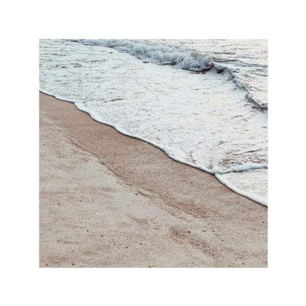 Vista serena de la orilla de la playa