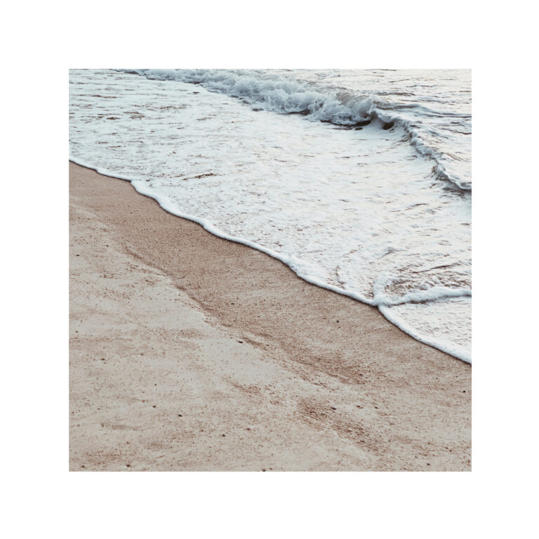 Vista serena de la orilla de la playa