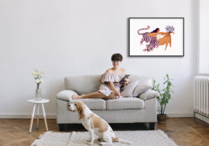 Mujer empoderada con un tigre ilustrado