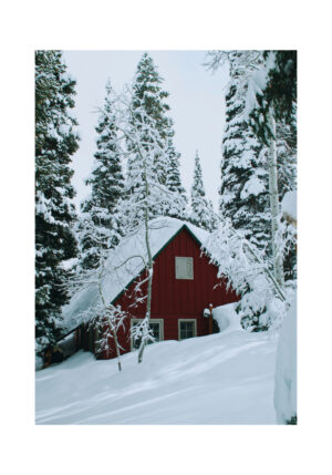 Cabaña roja rodeada de nieve