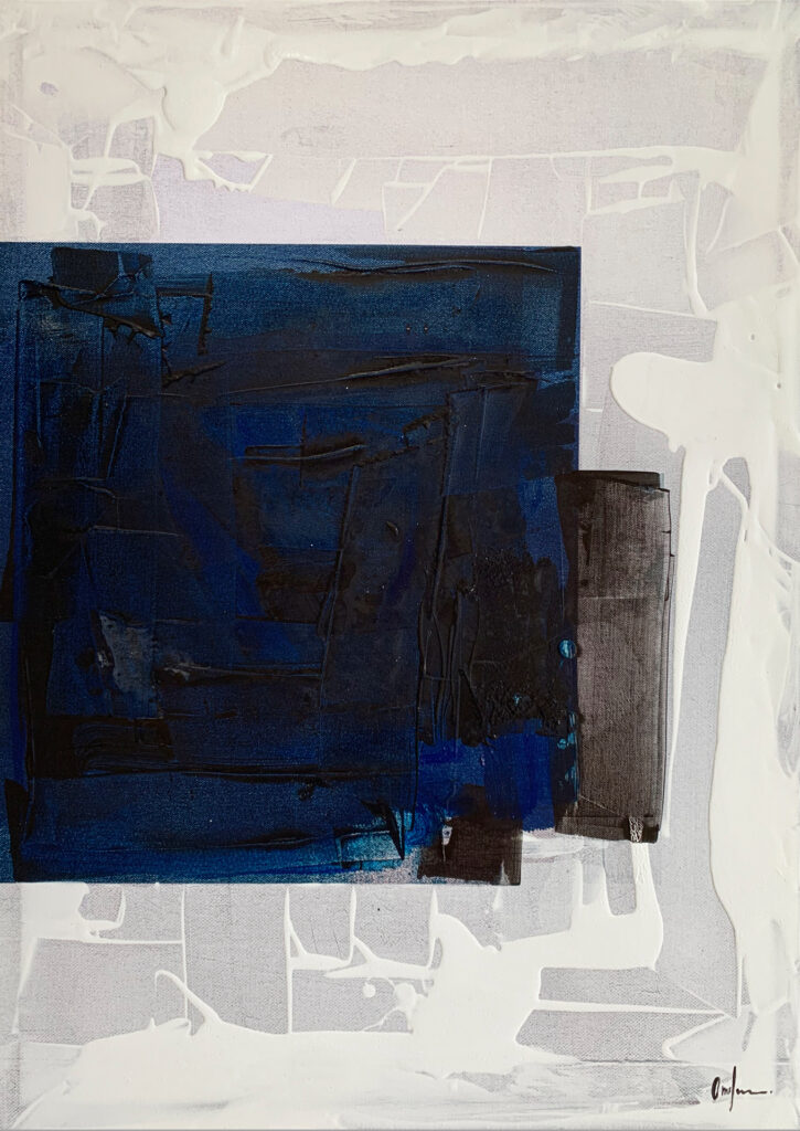 Creación en azul oscuro con texturas pronunciadas
