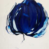Flor azul sobre lienzo blanco