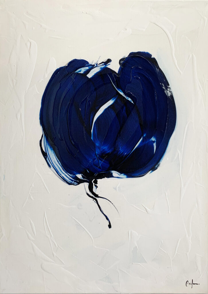 Obra con pinceladas azules sobre fondo claro