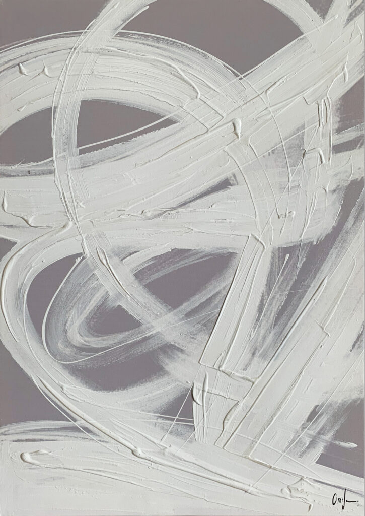Trazos blancos sobre gris