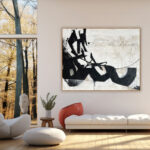 Cuadro abstracto gestual en blanco y negro en salón contemporáneo