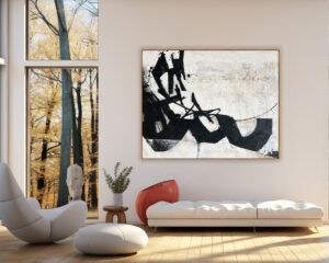 Cuadro abstracto gestual en blanco y negro en salón contemporáneo