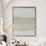 Cuadro abstracto en tonos neutros decorando salón luminoso