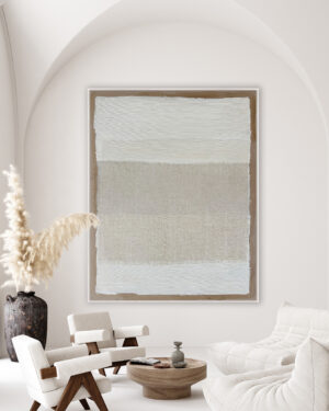 Cuadro abstracto en tonos neutros decorando salón luminoso