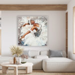 Cuadro de bailarina abstracta con vestido blanco en movimiento en salón luminoso.